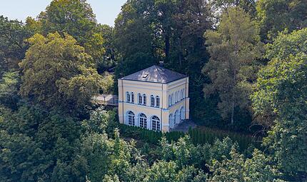 Blick auf den 1862 errichteten Schn&uuml;rs Pavillon am Adamiberg in Coburg