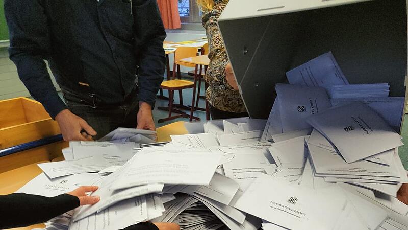 Wie Wahlhelfer bei der Europawahl 2024 in Bamberg die Demokratie wahren Viele Hände werden bei der Auszählung der Wahlunterlagen in Bamberg gebraucht.