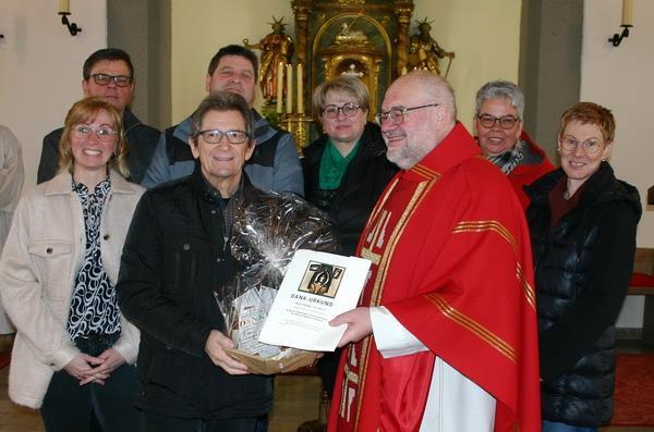 Die neue Kirchenverwaltung Theinfeld (von links): Carolin Rentsch (neue Kirchenpflegerin), Jürgen Schleier, Thomas Schmitt (ausgeschieden), Gerhard Klopf, Bianca Geier, Pfarrer Peter Rüb, Silke Geier und Martina Thain