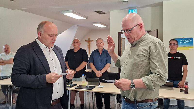 Joachim B&uuml;hner (rechts) wird von B&uuml;rgermeister Daniel Wehner als neuer Gemeinderat vereidigt.