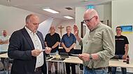 Joachim Bühner (rechts) wird von Bürgermeister Daniel Wehner als neuer Gemeinderat vereidigt. Joachim Bühner (rechts) wird von Bürgermeister Daniel Wehner als neuer Gemeinderat vereidigt.