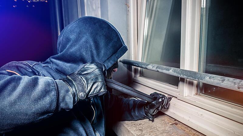 Die Einbrecher stemmten Fenster auf und gelangten so in die Büroräume. Die Einbrecher stemmten Fenster auf und gelangten so in die Büroräume.