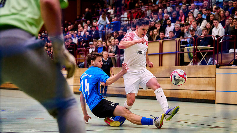 Enge Spiele, gut gef&uuml;llte R&auml;nge: Am langen Feiertagswochenende bieten die Sporthallen im Fu&szlig;ballkreis Erlangen/Pegnitzgrund Budenzauber pur.