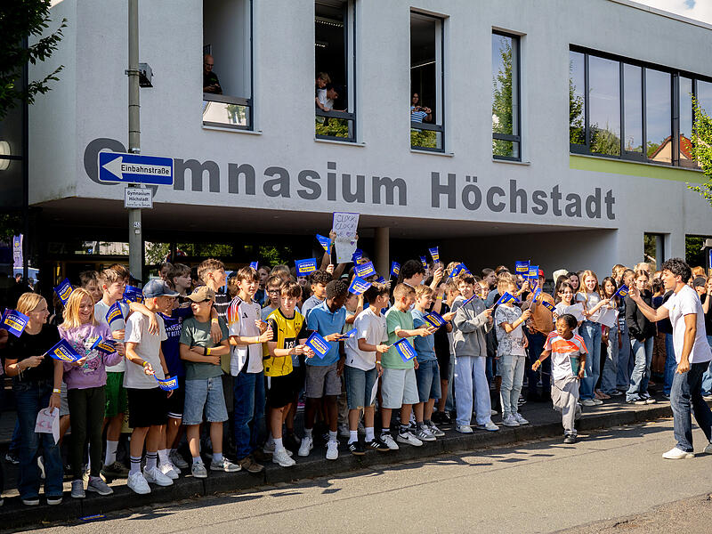 Antenne Bayern Schulhof Gig 2025 HöchstadtAntenne Bayern Schulhof Gig 2025 Höchstadt Aufregung bei den Schülerinnen und Schülern in Höchstadt. Das Gymnasium hat ein Konzert von Antenne Bayern gewonnen.