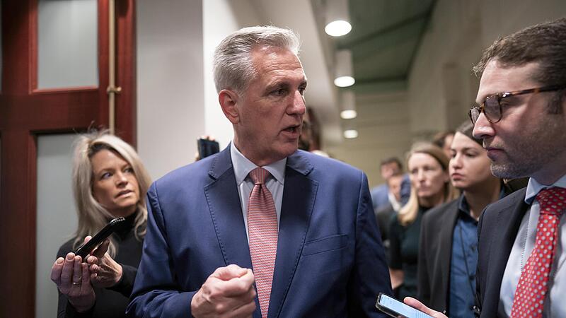 Kevin McCarthy, Fraktionschef der Republikaner im Repr&auml;sentantenhaus, im Gespr&auml;ch mit Journalisten