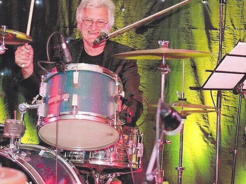 Karlheinz Sch&auml;ck ist auch mit 75 Jahren am Schlagzeug noch ein gro&szlig;er Musiker mit Hingabe und Leidenschaft.