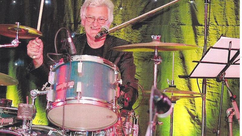 Karlheinz Sch&auml;ck ist auch mit 75 Jahren am Schlagzeug noch ein gro&szlig;er Musiker mit Hingabe und Leidenschaft.