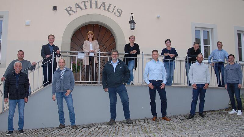 Die Damen und Herren des Willanzheimer Gemeinderats mit (unten von links) Heinz Köller, Dietmar Stich, Robert Krämer, Tobias Haupt, Christian Därr und Manuel Stöcker sowie (oben von links) Stephan Ramming, Martin Greulich, Bürgermeisterin Ingrid Reifenscheid-Eckert, Andrea Pfannes, Elke Braun, Timo Engelmann und Bernhard Käppner diskutierten kontrovers den Beitritt zur Energieagentur Kitzinger Land. Die Damen und Herren des Willanzheimer Gemeinderats mit (unten von links) Heinz Köller, Dietmar Stich, Robert Krämer, Tobias Haupt, Christian Därr und Manuel Stöcker sowie (oben von links) Stephan Ramming, Martin Greulich, Bürgermeisterin Ingrid Reifenscheid-Eckert, Andrea Pfannes, Elke Braun, Timo Engelmann und Bernhard Käppner diskutierten kontrovers den Beitritt zur Energieagentur Kitzinger Land.