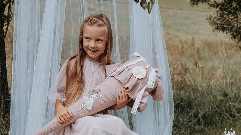 Mila Scholz aus Stammbach freut sich auf ihren ersten Schultag – nicht zuletzt wegen des schicken Outfits und der dazu passenden Schultüte.