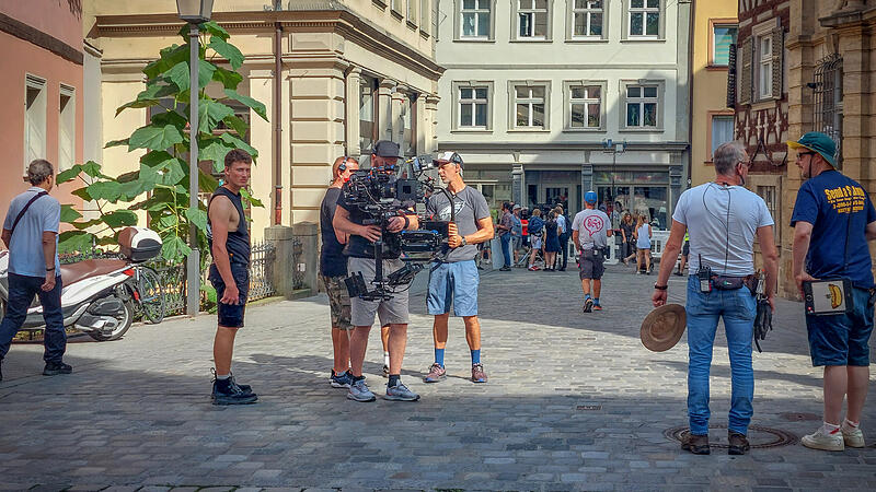Die Dominikanerstra&szlig;e, Karolinenstra&szlig;e sowie die Gasse, die beide Stra&szlig;en miteinander verbindet, sind am Mittwoch (7.8.2024) Drehort in Bamberg f&uuml;r &bdquo;Die Schule der magischen Tiere 4&ldquo; geworden.