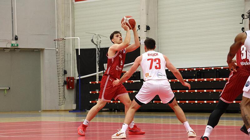 Baskets-Aufbauspieler Adrian Petkovic sucht eine Anspielstation.