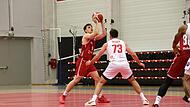 Baskets-Aufbauspieler Adrian Petkovic sucht eine Anspielstation.