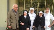 Zu Besuch bei den Mallersdorfer Schwestern: Karl-Heinz Gsänger, ehemaliger Chefarzt des Klinikums Forchheims, mit (v. l.) Schwester Silensis (Abteilung OP), Sr. Xaverella (Intensiv), Sr. Elbertina (OP) und Franziska (Männer intensiv).