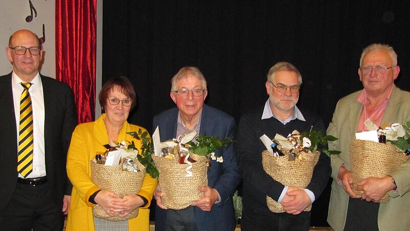 Bürgermeister Thomas Stadelmann (links) ehrte in der feierlichen Jahresschlusssitzung des Stadtrates (von rechts) Edwin Stößlein, Dietmar Herrnleben, Richard Schlegelmilch und Christiane Krämer für ihr herausragendes Engagement.