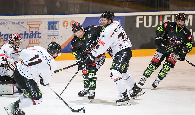 Gro&szlig;er Kampf, aber keine Belohnung: Dimitri Litesov (links) und die Alligators verloren gegen eiskalte Hannover Scorpions trotz F&uuml;hrung zur ersten Pause klar.