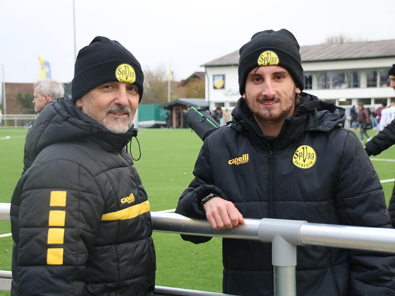 Fulvio Bifano (links) und sein Sohn Elia geh&ouml;ren zum Trainerteam der Bayreuther U17, die den Aufstieg in die DFB-Nachwuchsliga B geschafft hat.