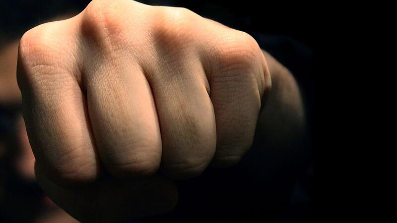 Ein 42-Jähriger soll seinem Kollegen mehrere Faustschläge gegen den Kopf verpasst haben.