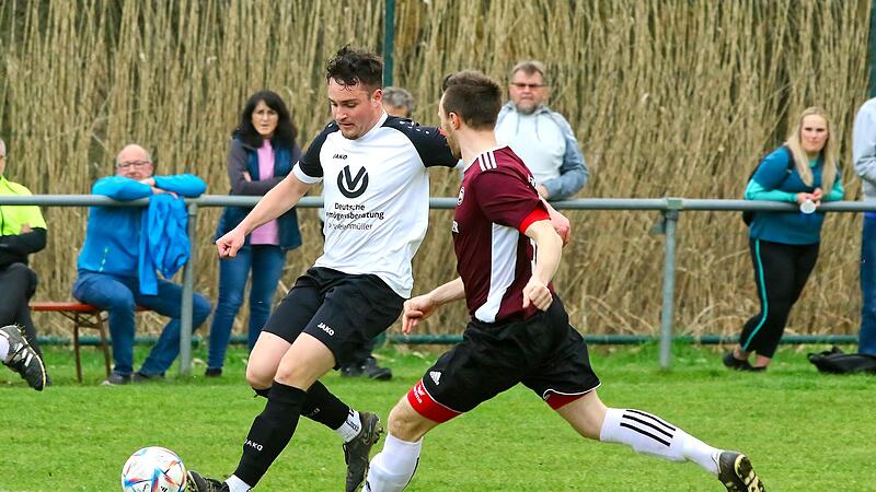 Der ballf&uuml;hrende Motschenbacher Nicolas Amschler versucht gegen den Neuenmarkter Christian Fischer (rechts), eine Flanke zu schlagen.