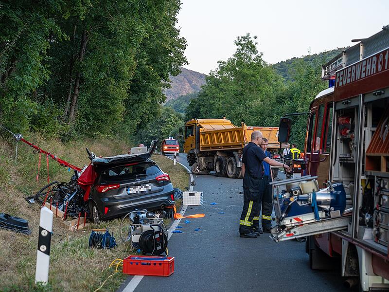 Auto kommt in Gegenverkehr und kollidiert mit Lastwagen: 24-jährige Frau lebensgefährlich verletztSchwerer Unfall Wiesenttal