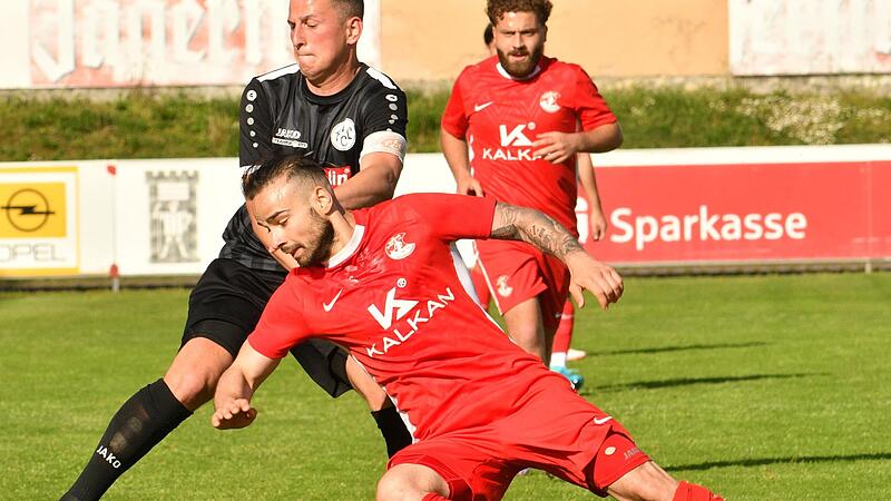 Fast wie im April dieses Jahres im Karl-Fleschutz-Stadion hätte der Aschaffenburger Oktay Sevim (vorne), hier gegen den Lichtenfelser Tobias Zollnhofer, das goldene Tor für seine Mannschaft erzielt, doch die Oberfranken kamen dieses Mal am Unterma...