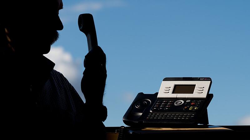 Mann telefoniert