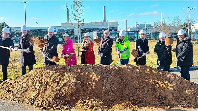 Beim Spatenstich f&uuml;r die Wasserstoff-Tankstelle in Hallstadt (von links): Regierungspr&auml;sident Florian Luderschmid, MdB Thomas Silberhorn (CSU), MdB Andreas Schwarz (SPD), MdL Ursula Sowa (Gr&uuml;ne), MdL Melanie Huml (CSU), Landrat Johann Kalb, Werner Leitner (MorGen Mobility), Peter Keller (Cleantech Innovation Park), Hallstadts B&uuml;rgermeister Thomas S&ouml;der und MdL Holger Dremel (CSU)