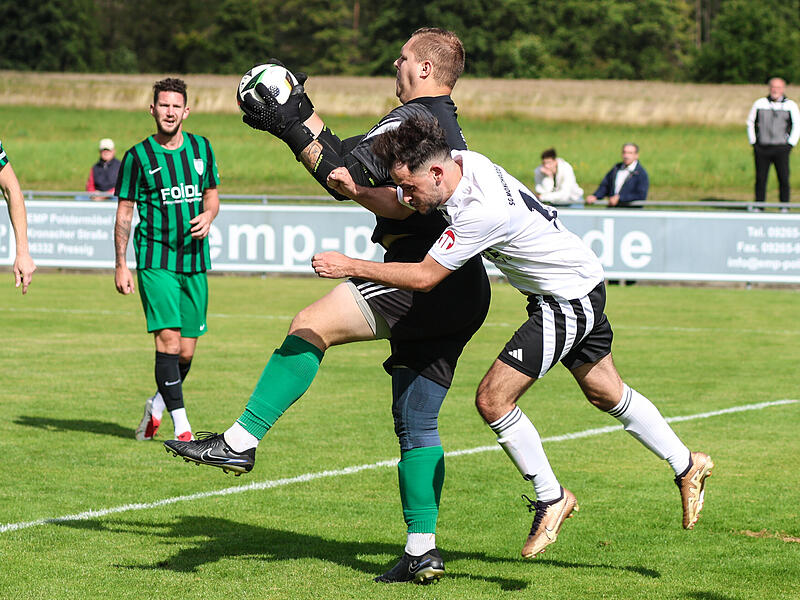 Deren Ciray vom TSV Mönchröden II (weiß) versucht, gegen Neukenroths Keeper zum Kopfball zu kommen, prallt aber an Leon Wolf ab. Die Siege der Neukenrother führt Trainer Thomas Lipfert auch auf die beständig gute Leistung  Wolfs zurück.