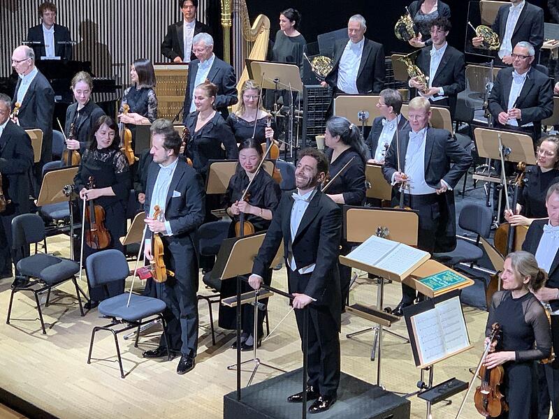 Tommaso Turchetta begeisterte als m&ouml;glicher Coburger Generalmusikdirektor unter dem Motto &bdquo;tragisch&ldquo; im Globe. Er sorgte f&uuml;r ein erstaunliches Sinfoniekonzert.