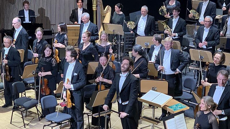 Tommaso Turchetta begeisterte als möglicher Coburger Generalmusikdirektor unter dem Motto „tragisch“ im Globe. Er sorgte für ein erstaunliches Sinfoniekonzert. Tommaso Turchetta begeisterte als möglicher Coburger Generalmusikdirektor unter dem Motto „tragisch“ im Globe. Er sorgte für ein erstaunliches Sinfoniekonzert.