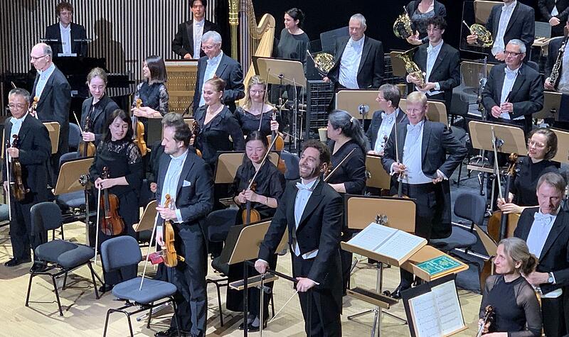 Tommaso Turchetta begeisterte als m&ouml;glicher Coburger Generalmusikdirektor unter dem Motto &bdquo;tragisch&ldquo; im Globe. Er sorgte f&uuml;r ein erstaunliches Sinfoniekonzert.
