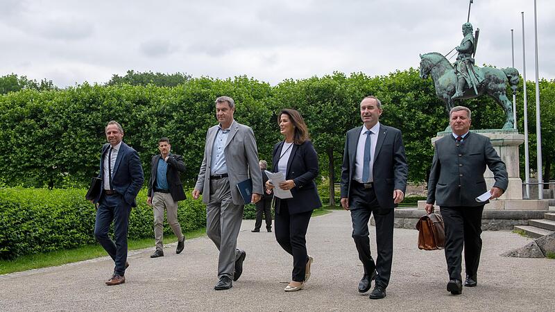 Ministerpräsident Markus Söder im Münchner Hofgarten mit seinen Ministern (von links) Thorsten Glauber, Michaela Kaniber (CSU), Hubert Aiwanger und Christian Bernreiter. Ministerpräsident Markus Söder im Münchner Hofgarten mit seinen Ministern (von links) Thorsten Glauber, Michaela Kaniber (CSU), Hubert Aiwanger und Christian Bernreiter.