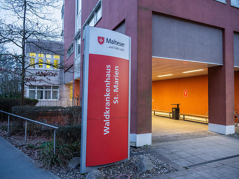 Eskalation in Erlanger Klinik: Polizei stoppt Messerangreifer im Waldkrankenhaus mit SchussMesserangreifer Erlanger Klinik