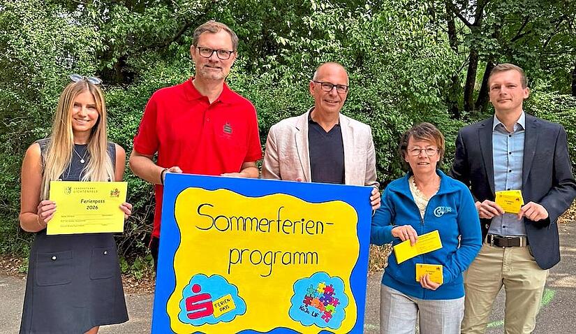 Sie präsentieren die Ferienangebote (von links): Abteilungsleiterin Kathrin Bullmann vom Landratsamt, Oliver Löffler von der Sparkasse, Landrat Christian Meißner, Heike Leipold vom Kreisjugendring Lichtenfels und Jugendamtsleiter Stefan Hahn. Land... Sie präsentieren die Ferienangebote (von links): Abteilungsleiterin Kathrin Bullmann vom Landratsamt, Oliver Löffler von der Sparkasse, Landrat Christian Meißner, Heike Leipold vom Kreisjugendring Lichtenfels und Jugendamtsleiter Stefan Hahn. Land...