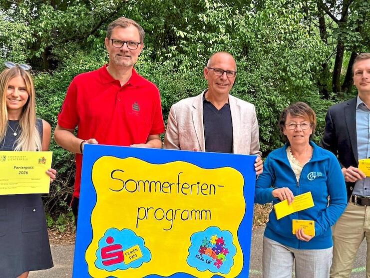 Sie pr&auml;sentieren die Ferienangebote (von links): Abteilungsleiterin Kathrin Bullmann vom Landratsamt, Oliver L&ouml;ffler von der Sparkasse, Landrat Christian Mei&szlig;ner, Heike Leipold vom Kreisjugendring Lichtenfels und Jugendamtsleiter Stefan Hahn. Land...