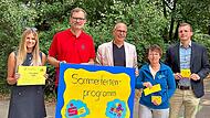 Sie präsentieren die Ferienangebote (von links): Abteilungsleiterin Kathrin Bullmann vom Landratsamt, Oliver Löffler von der Sparkasse, Landrat Christian Meißner, Heike Leipold vom Kreisjugendring Lichtenfels und Jugendamtsleiter Stefan Hahn. Land... Sie präsentieren die Ferienangebote (von links): Abteilungsleiterin Kathrin Bullmann vom Landratsamt, Oliver Löffler von der Sparkasse, Landrat Christian Meißner, Heike Leipold vom Kreisjugendring Lichtenfels und Jugendamtsleiter Stefan Hahn. Land...