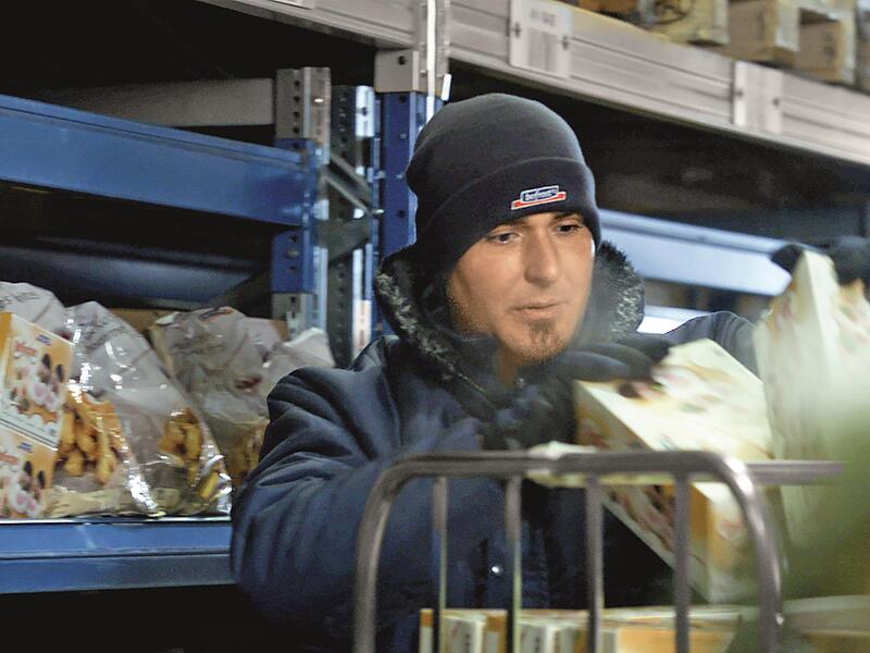 Im Bofrostlager in Helmhofen lagern die Mitarbeiter Tiefkühlkost bei -24 Grad ein. Ein wahrer Kältejob.Forchheim & Fränkische Schweiz Im Bofrostlager in Helmhofen lagern die Mitarbeiter Tiefkühlkost bei -24 Grad ein. Ein wahrer Kältejob.Forchheim & Fränkische Schweiz