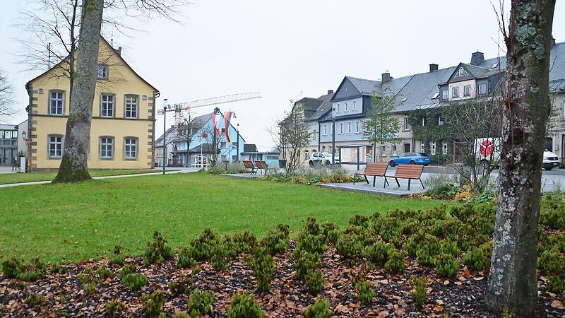Der Stadtrat Teuschnitz beschloss die Errichtung einer - optisch in den Hintergrund r&uuml;ckenden - Bushaltestelle auf der Seite des Schlossgartens nach einem Plan von Marcus Hamberger von den "Freiraumpionieren".