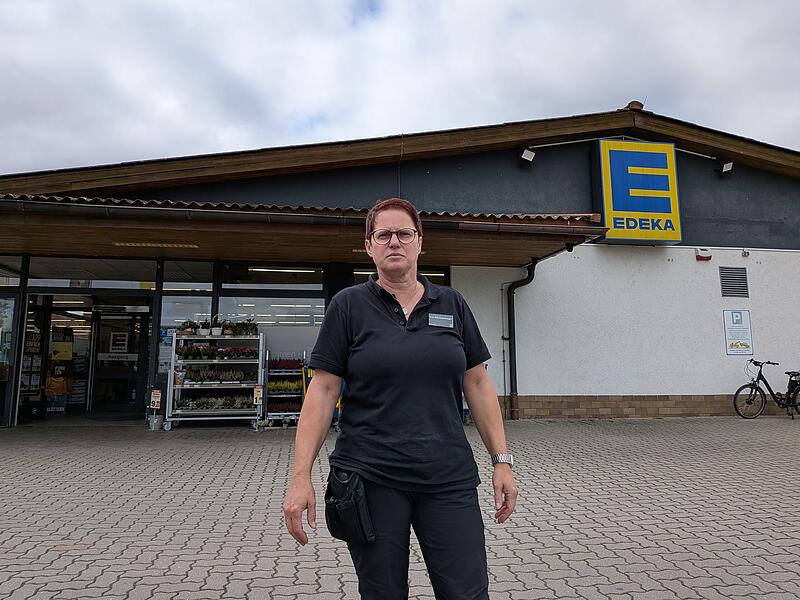 Elke Schneiderbanger vor ihrem Edeka in Reckendorf: Bis zu 30 Prozent Umsatzeinbußen durch die Baustelle.