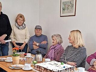 Lob gab es von B&uuml;rgermeisterin Judith Dekant (hinten links) und Sigrid Hotaling (rechts). Organisator Anton Bauernschubert (Mitte) freut sich &uuml;ber die gute Resonanz beim Strickcafe.