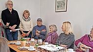 Lob gab es von B&uuml;rgermeisterin Judith Dekant (hinten links) und Sigrid Hotaling (rechts). Organisator Anton Bauernschubert (Mitte) freut sich &uuml;ber die gute Resonanz beim Strickcafe.