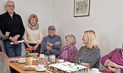 Lob gab es von Bürgermeisterin Judith Dekant (hinten links) und Sigrid Hotaling (rechts). Organisator Anton Bauernschubert (Mitte) freut sich über die gute Resonanz beim Strickcafe. Lob gab es von Bürgermeisterin Judith Dekant (hinten links) und Sigrid Hotaling (rechts). Organisator Anton Bauernschubert (Mitte) freut sich über die gute Resonanz beim Strickcafe.