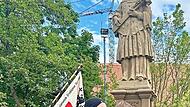 Die Andacht der Ackermann-Gemeinde an der Nepomuk-Statue auf der Oberen Br&uuml;cke in Bamberg.
