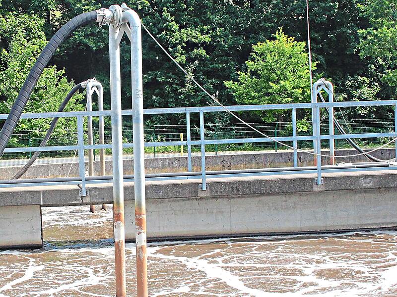 Rund eine Million Euro investierte der Zweckverband Abwasserbeseitigung Mittlerer Itzgrund in das Belebungsbecken. W&auml;hrend der Bauphase musste Schmutzwasser in ein bisher stillgelegtes Becken umgepumpt werden, um den Betrieb aufrechtzuerhalten. Ma...