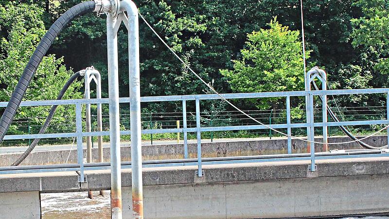 Rund eine Million Euro investierte der Zweckverband Abwasserbeseitigung Mittlerer Itzgrund in das Belebungsbecken. Während der Bauphase musste Schmutzwasser in ein bisher stillgelegtes Becken umgepumpt werden, um den Betrieb aufrechtzuerhalten. Ma... Rund eine Million Euro investierte der Zweckverband Abwasserbeseitigung Mittlerer Itzgrund in das Belebungsbecken. Während der Bauphase musste Schmutzwasser in ein bisher stillgelegtes Becken umgepumpt werden, um den Betrieb aufrechtzuerhalten. Ma...