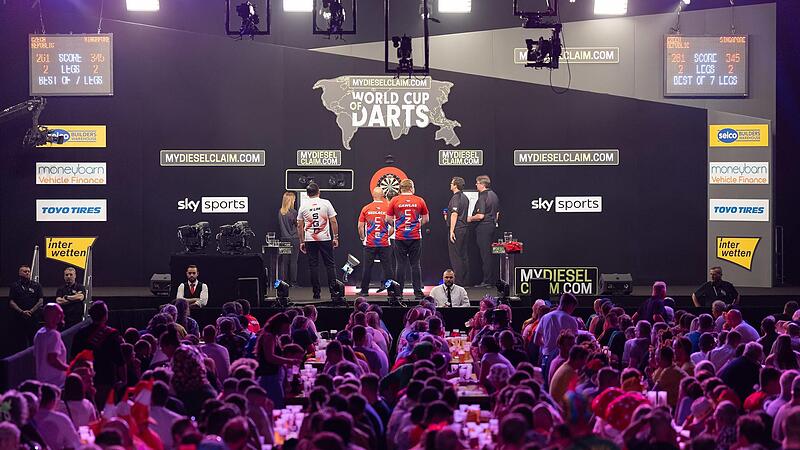 Volle H&uuml;tten, beste Stimmung und viele Getr&auml;nke: Die gro&szlig;en B&uuml;hnen im Dartzirkus sind Entertainment pur f&uuml;r Tausende Fans. Doch wie ist es um die Profis selbst bestellt?