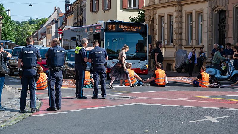 Mitglieder der selbst ernannten &bdquo;Letzten Generation&ldquo; blockierten am Mittwoch den Feierabendverkehr in Bamberg. In der Kapuzinerstra&szlig;e klebten sie sich auf der Fahrbahn fest.