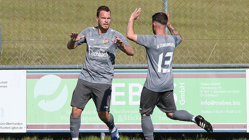 Steinbachs Florian Fischbach (links) bejubelt einen Treffer. Gegen Roth-Main traf er gleich dreifach.