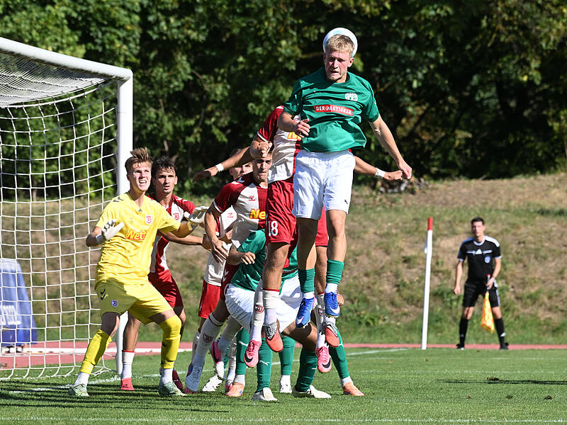 Sport Fußball Saison 2026 / 2027 Bayernliga Nord 04. Spieltag Samstag 08.08.2026 Spielort Regensburg Sportpark am Kaulbachweg 31 Spielbeginn 16.00 h SSV Jahn Regensburg II gegen TSV Neudrossenfeld Halbzeitergebnis 1:0Endstand 2:1 Jonas Valentin (mit Sport Fußball Saison 2026 / 2027 Bayernliga Nord 04. Spieltag Samstag 08.08.2026 Spielort Regensburg Sportpark am Kaulbachweg 31 Spielbeginn 16.00 h SSV Jahn Regensburg II gegen TSV Neudrossenfeld Halbzeitergebnis 1:0Endstand 2:1 Jonas Valentin (mit