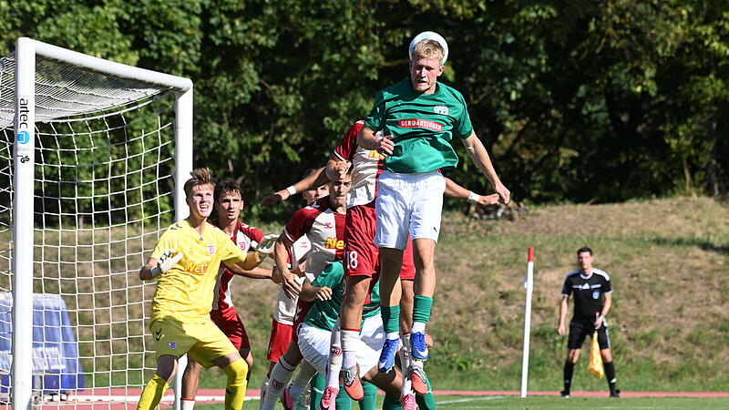 Sport Fußball Saison 2026 / 2027 Bayernliga Nord 04. Spieltag Samstag 08.08.2026 Spielort Regensburg Sportpark am Kaulbachweg 31 Spielbeginn 16.00 h SSV Jahn Regensburg II gegen TSV Neudrossenfeld Halbzeitergebnis 1:0Endstand 2:1 Jonas Valentin (mit Sport Fußball Saison 2026 / 2027 Bayernliga Nord 04. Spieltag Samstag 08.08.2026 Spielort Regensburg Sportpark am Kaulbachweg 31 Spielbeginn 16.00 h SSV Jahn Regensburg II gegen TSV Neudrossenfeld Halbzeitergebnis 1:0Endstand 2:1 Jonas Valentin (mit