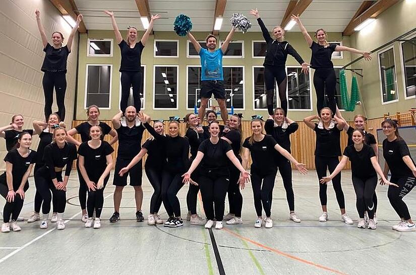 Nach Lukas Mahler (halblinks unten) nahmen die Raptors mit Sportredakteur Daniel Ruppert (blau) einen zweiten Mann auf.